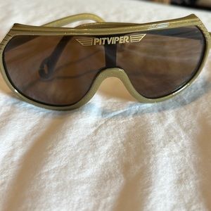 Retro gold pit vipers